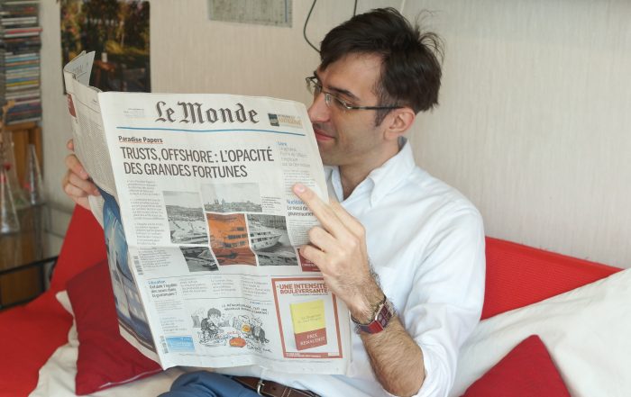 新聞を読むフランス人