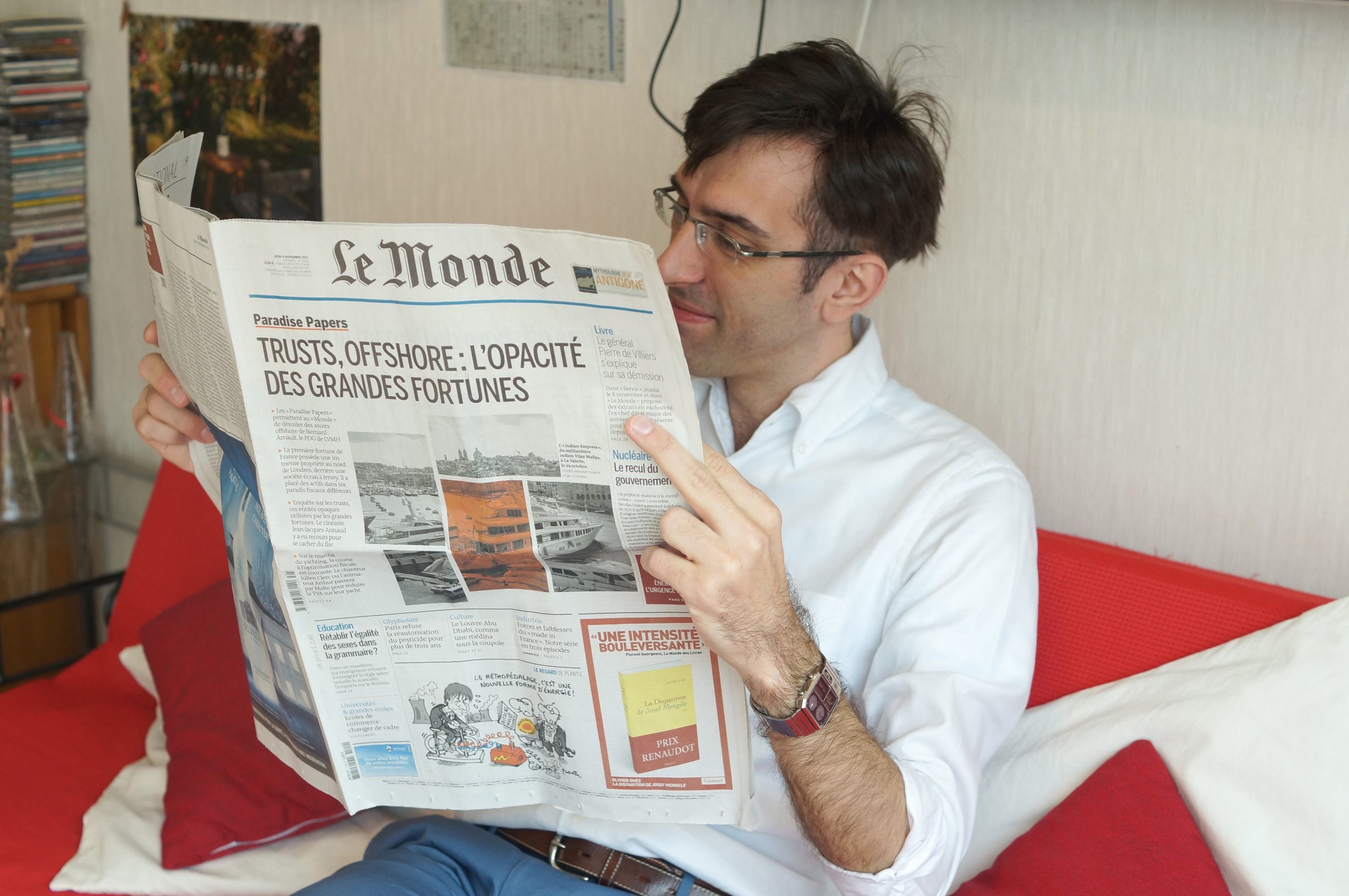 新聞を読むフランス人